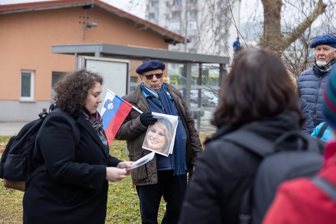 Vodeni ogled Sevnice po poteh prve dame je vodil tudi mimo bloka, kjer je Melania Trump nekoč živela, šole, ki jo je obiskovala ... Obiskovalci izvedo marsikaj o Sevnici in tudi o Melanii ter njeni družini. FOTO: Črt Piksi