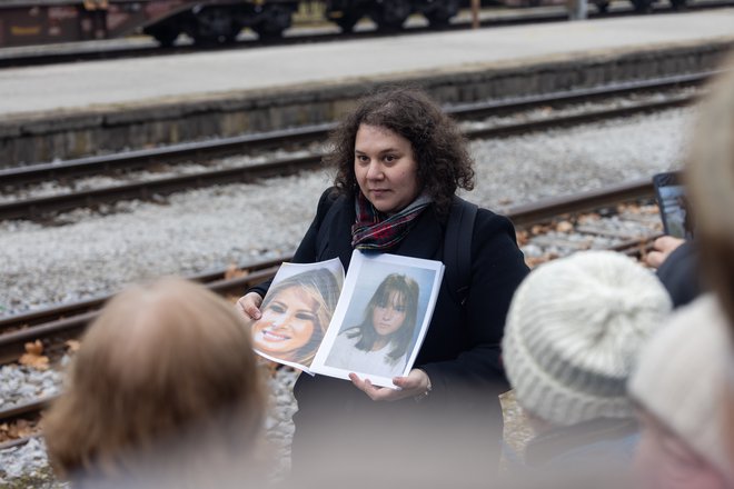 Petra Stopar iz sevniškega zavoda za kulturo, šport, turizem in mladinske dejavnosti s fotografijama Melanie Trump danes in iz časa, ko je še živela v Sevnici. FOTO: Črt Piksi