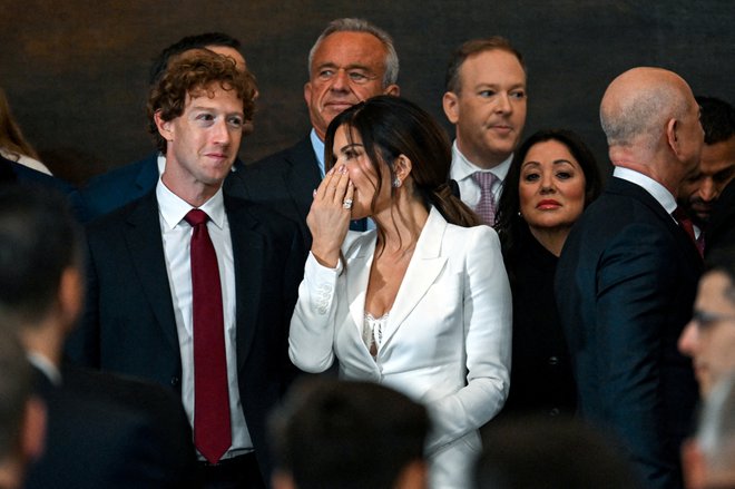 Mark Zuckerberg, izvršni direktor Mete, Lauren Sanchez ter ustanovitelja Amazona in lastnik časnika Washington Post Jeff FOTO: Kenny Holston via Reuters