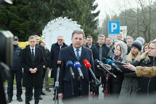 Generalni direktor Premogovnika Velenje Marko Mavec: »Vsi so izredno prizadeti zaradi tega, kar se je zgodilo njihovim sodelavcem. V rudniku ne pravimo sodelavcem zastonj kameradi. To so skoraj bratje. Vsi so travmatizirani, ker so izgubili te svoje brate. Vsi smo … Vsem nam je težko. Že včeraj smo jim nudili pomoč psihoterapevtov, terapevtov, ki so nam bili na voljo, mislim, da bo to treba tudi še naprej.« FOTO: Jože Suhadolnik/Delo