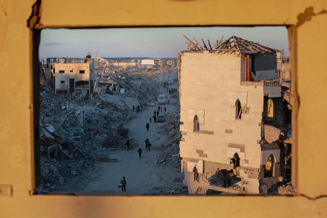 Pogled na porušeno sosesko v južnem mestu Rafa v Gazi, kamor se vračajo prebivalci po prekinitvi ognja, ki sta jo sklenila Izrael in palestinska skupina Hamas. Foto: Bashar Taleb/Afp