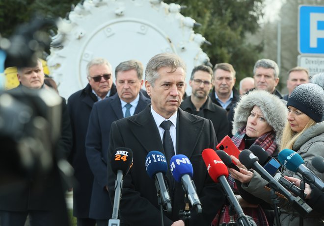 Premier Robert Golob je obljubil pomoč svojcem, družinam umrlega in pogrešanih rudarjev. FOTO: Jože Suhadolnik/Delo