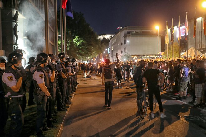 Pred poslopjem Državnega zbora je bilo tistega dne zelo napeto. FOTO: Blaž Samec