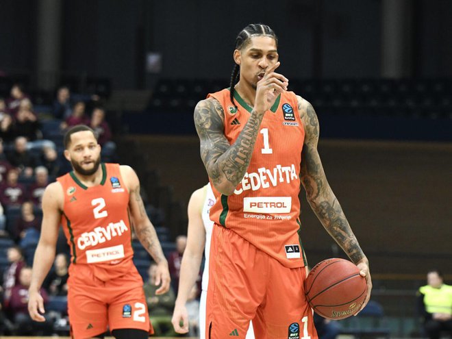 Devinu Robinsonu so se v končnici tekme z Dubajem zatresle roke, a to Olimpije ni stalo zmage. FOTO: Cedevita Olimpija