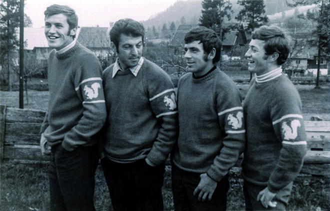 Veverice (z leve Janko Ažman, Klavdij Mlekuž, Zvone Kofler, Janez Brojan) leta 1968 v puloverjih, ki jim jih je spletla mama Janeza Brojana. FOTO: Polde Karlin/arhiv Planinskega vestnika