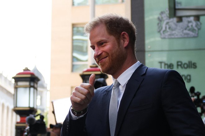 Britanski tabloidi Ruperta Murdocha so se princu Harryju opravičili zaradi vdora v zasebnost in mu bodo plačali precejšnjo odškodnino. FOTO: Adrian Dennis Afp