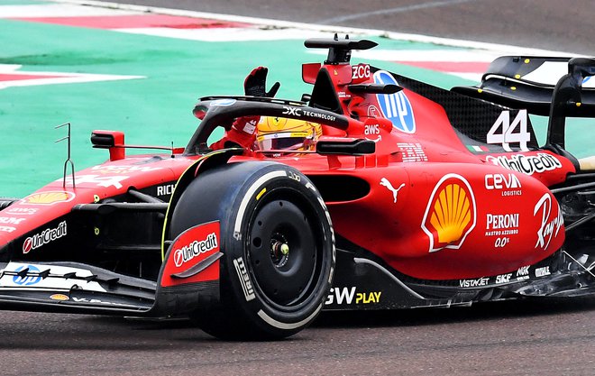 Lewis Hamilton je danes odpeljal prve kroge s ferrarijem SF23. FOTO: Jennifer Lorenzini/Reuters