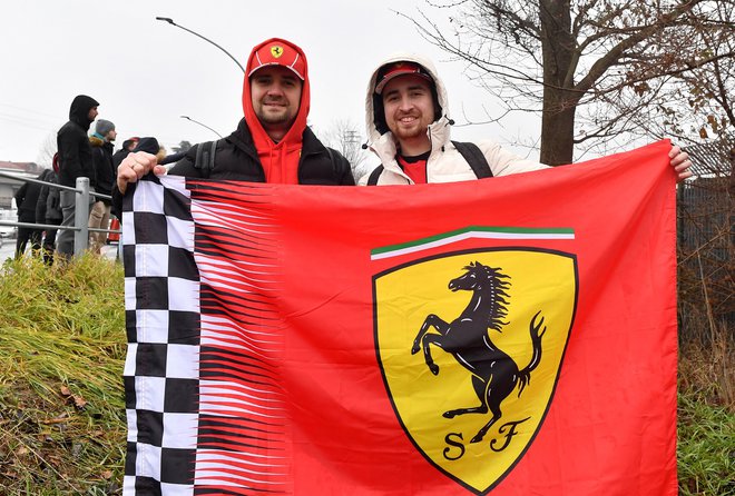 Ferrarijevi navijači so pripravili prisrčno dobrodošlico Lewisu Hamiltonu. FOTO: Jennifer Lorenzini/Reuters