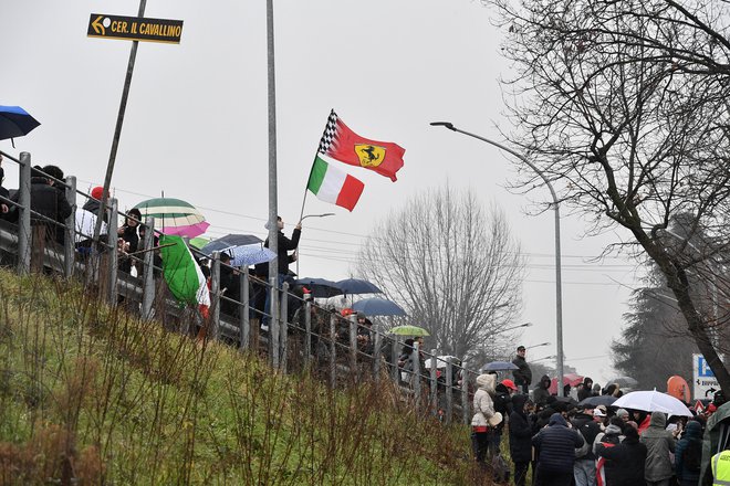 Ob dirkališču ni manjkalo radovednežev. FOTO: Jennifer Lorenzini/Reuters