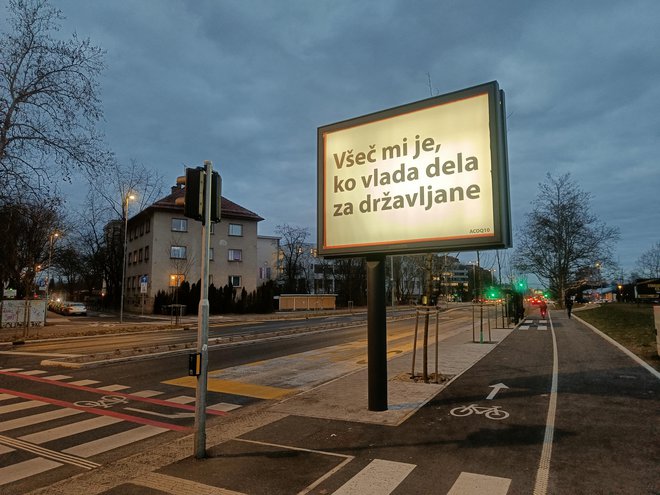 Eden od plakatov, ki je viden za Bežigradom. FOTO: Žan Urbanija/Delo