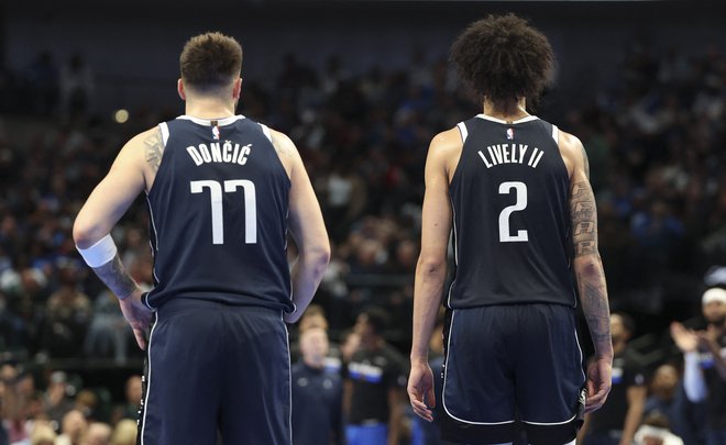 Dončić in Lively bosta znova skupaj igrala šele v končnici, če se bo Dallas prebil vanjo. FOTO: Kevin Jairaj/Reutets