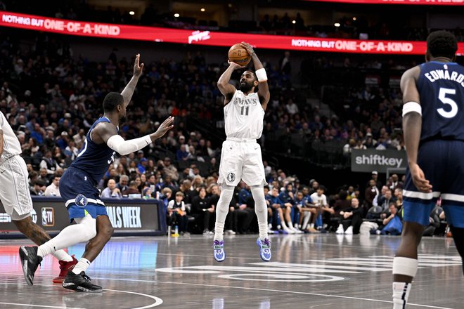 Kyrie Irving je prispeval 36 točk in devet podaj. FOTO: Jerome Miron/Usa Today Sports Via Reuters Con