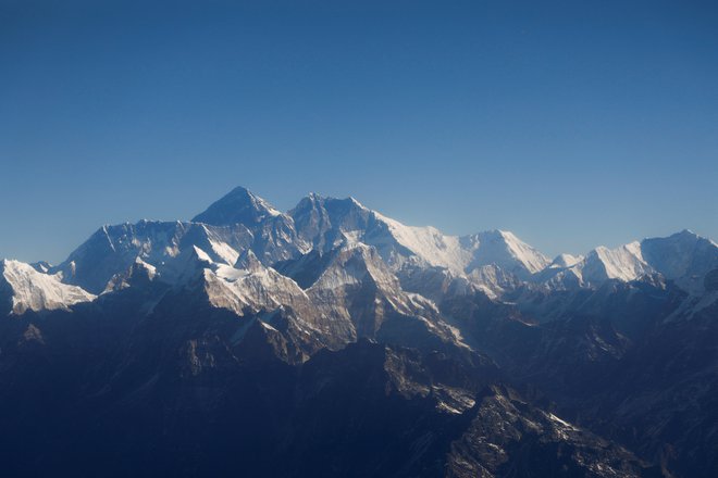 V Nepalu je kar osem od štirinajstih najvišjih vrhov sveta. FOTO: Monika Deupala/Reuters