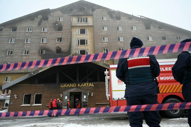 Preiskovalci in številni gostje trdijo, da protipožarni alarmni sistem v času požara ni deloval. FOTO: Ozan Kose/AFP