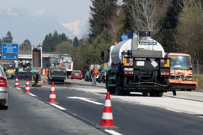 Ocenjena realizacija investicij v gradnjo avtocest je lani znašala približno 146 milijonov evrov in v obnavljanje avtocestnega omrežja 70 milijonov evrov, letos je za gradnjo predvidenih 153 milijonov evrov in za obnovitvena dela 87,5 milijona evrov. Foto Marko Feist