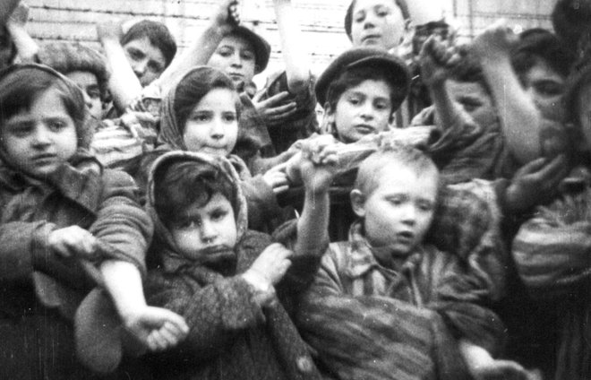 Otroci, ki so preživeli Auschwitz, ob osvoboditvi taborišča leta 1945. FOTO: Reuters