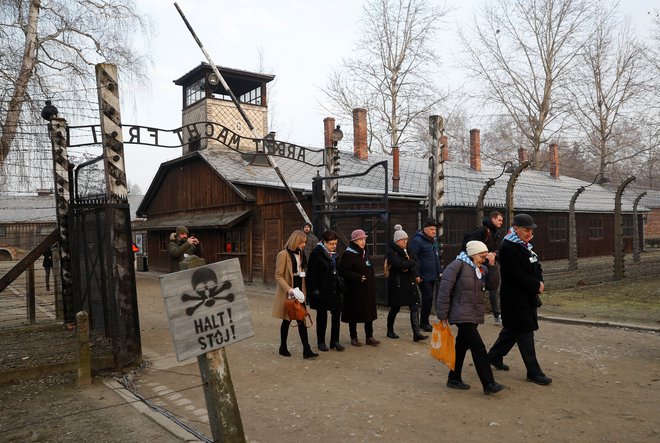 Enote sovjetske Rdeče armade so 27. januarja 1945 osvobodile koncentracijsko, delovno in uničevalno taborišče Auschwitz (poljski Oświęcim). (Na fotografiji udeleženci slovesnosti ob 75. obletnici osvoboditve 27. januarja 2020.) FOTO: Kacper Pempel/Reuters