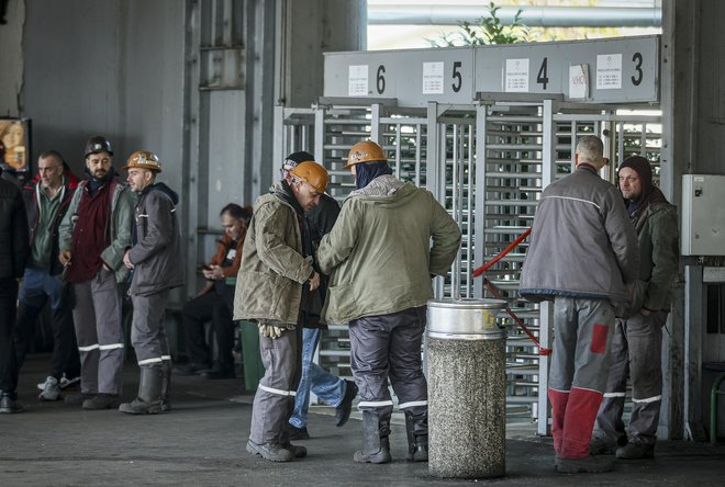 Rudarji Premogovnika Velenje so morali takoj po nesreči spet v jamo. Tudi strokovnjak pravi, da je vzdrževanje nujno, a priznava, da je vprašanje, kaj to pomeni za rudarje, ki morajo po taki nesreči spet na delo globoko pod zemljo. FOTO: Jože Suhadolnik/Delo