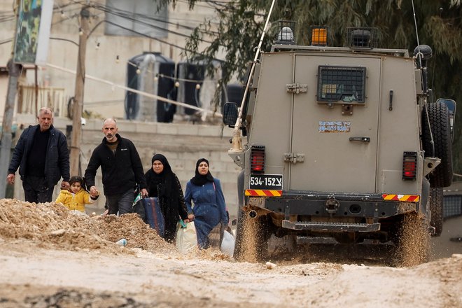 Palestinci zapuščajo Dženin. FOTO: Raneen Sawafta/Reuters