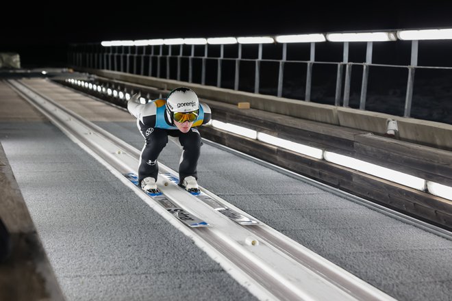 Domen Prevc že komaj čaka, da se bo jutri spustil po zaletišču letalnice v Oberstdorfu. FOTO: Črt Piksi/Delo