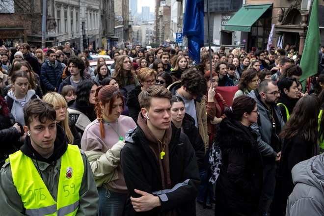 Študentom elektrotehnike so se na protestu proti skorumpirani srbski oblasti pridružili vplivni sindikati državnih energetskih družb kot uvod v današnjo splošno stavko.

Foto Marko Djurica/Reuters