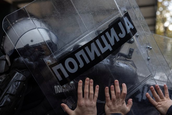 Srbska policija je pridržala in nato izgnala več aktivistov. Fotografija je simbolična. FOTO: Marko Djurica/Reuters