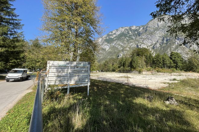 Hotel Zlatorog in pripadajoče objekte so leta 2022 porušili, od takrat zemljišče »u kon'c« sameva. FOTO: Leon Vidic