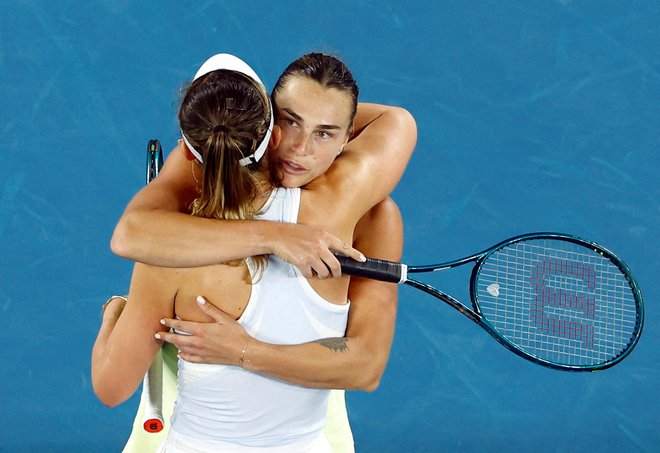 Veliki prijateljici Arina Sabalenka in Paula Badosa sta se takole objeli po včerajšnjem polfinalnem dvoboju v Melbournu. FOTO: Kim Kyung-hoon/Reuters