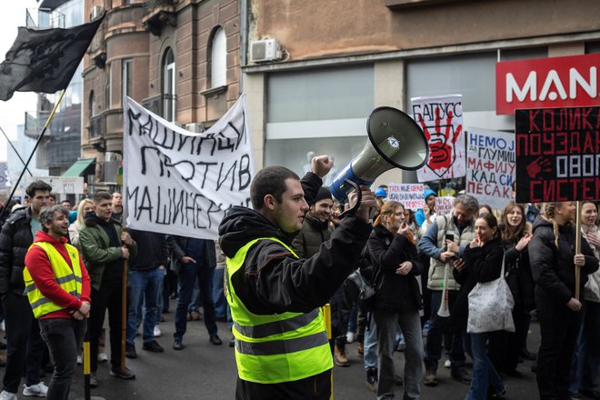 Bodoče elektro in strojne inženirje so na protestu proti oblasti podprli zaposleni v srbski energetiki, na velikem transparentu na levi strani piše: »Strojniki proti mašineriji«. FOTO Marko Djurica Reuters