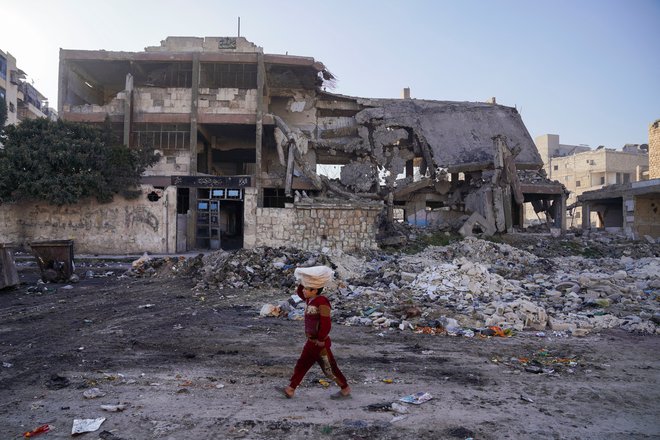 Od padca Asadovega režima je zaradi eksplozij min in drugih eksplozivnih sredstev umrlo 144 ljudi, od tega 27 otrok. FOTO: Karam Al-masri/Reuters