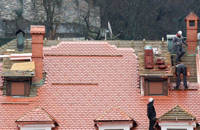 Za obnovo strehe po inšpekcijski odločbi je potrebnih samo 20.000 evrov, za celovito prenovo strehe skoraj 200.000 evrov.

FOTO: Marko Feist