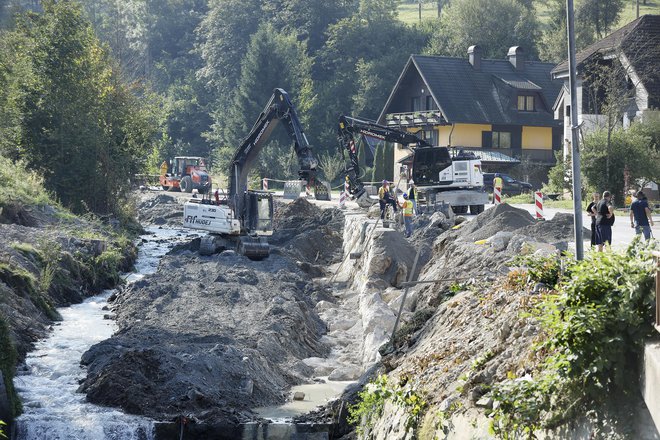 Celovita analiza pripravljenosti stavbnega fonda na podnebne izzive do konca stoletja bi bila temelj za strateške usmeritve, saj bi se pokazalo, kam je treba usmeriti zakonodajo in državne subvencije. FOTO: Jože Suhadolnik/Delo