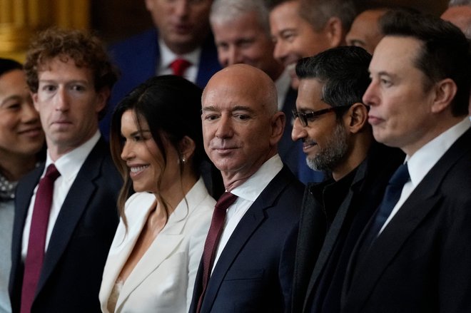 Tehnološki mogočneži med Trumpovo prisego: Mark Zuckerberg (Meta), Lauren Sánchez (partnerica Jeffa Bezosa), Jeff Bezos (Amazon), Sundar Pichai (Google) in Elon Musk (X, Tesla ...) so si obred ogledali iz prvih vrst. FOTO: Julia Demaree Nikhinson/AFP