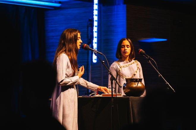 Duet Tarta Relena ustvarja prav posebne vokalne krajine. FOTO: Paul Bourdrel