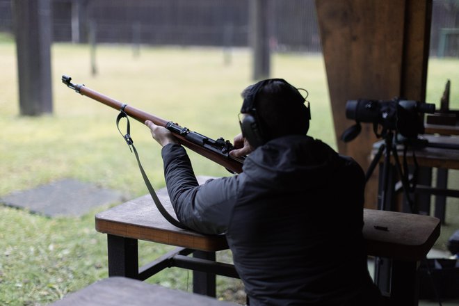 Čeprav se povpraševanje po orožju ne umirja, je nakupov streliva precej manj, tudi zaradi velikih podražitev, ki so neposredna posledica vojne v Ukrajini. FOTO: Leon Vidic/Delo