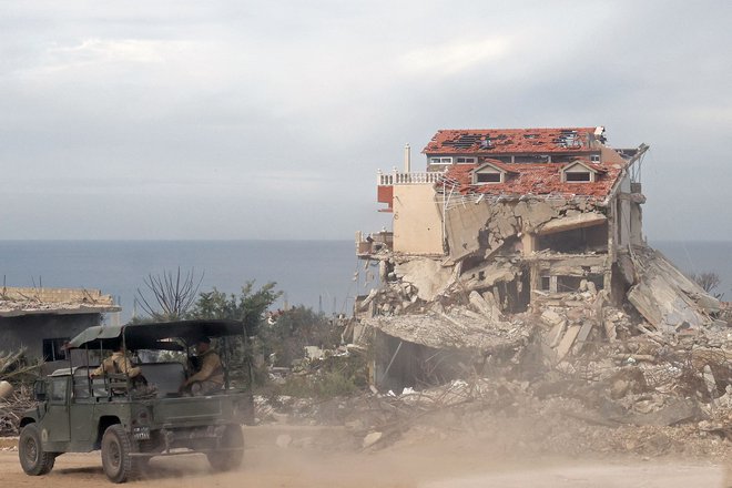 Libanonski vojaki patruljirajo ob uničeni rezidenčni soseski v Nakuri. FOTO: Anwar Amro/AFP