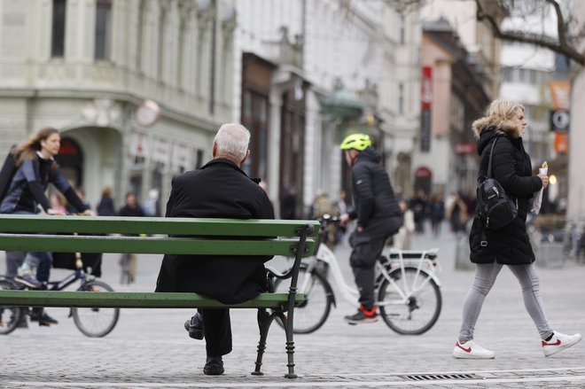 Mnogi starejši živijo v človeka nevrednih razmerah, so bolni, ne morejo do zdravnika, so sami in osamljeni ... FOTO: Leon Vidic/Delo