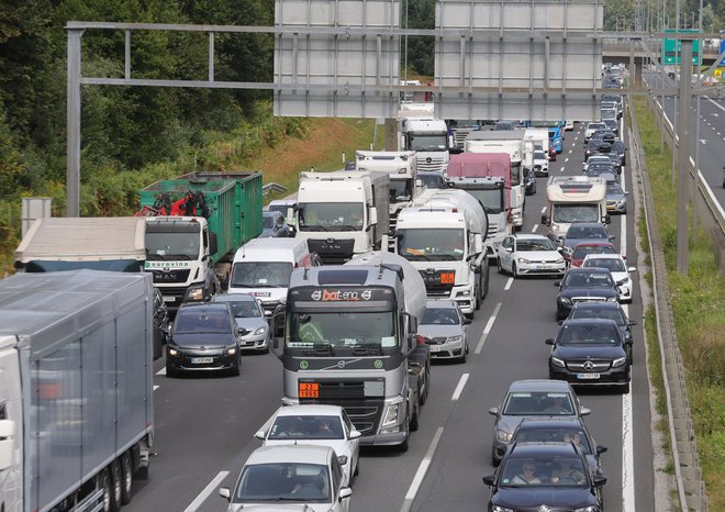 Zaradi slabega vzdrževanja in pritiskov rasti prometa je veliko prometne infrastrukture v slabem stanju, kar ustvarja tudi gospodarsko izgubo, davek pa zahtevajo tudi ekstremni vremenski dogodki, povezani s klimatskimi spremembami. FOTO: Dejan Javornik/Delo