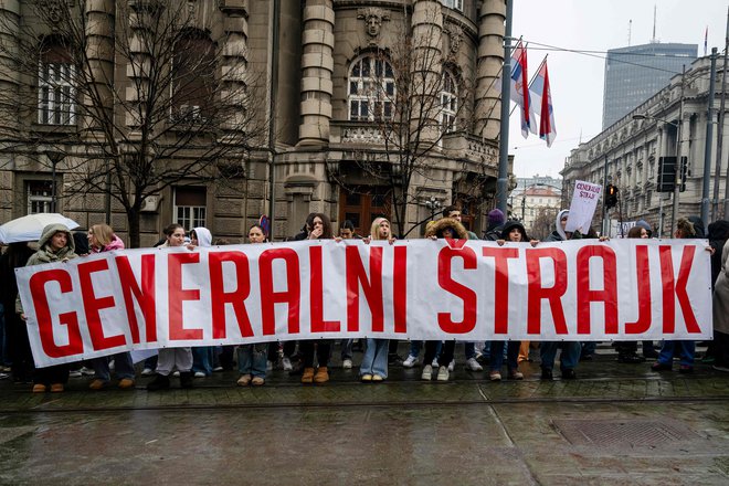 Transparent z napisom Generalna stavka je bil danes na čelu kolone množic Beograjčanov, ki se upirajo korupciji in režimu na oblasti. FOTO: Andrej Isakovic/Afp