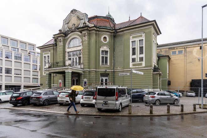 Drama že štiri mesece gostuje na Litostrojski 56. Parkiranje pa je težava že dolgo, tudi v središču mesta. FOTO: Voranc Vogel/Delo