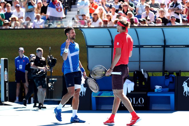 Novak Đokovic s poškodovano stegensko mišico po prvem nizu ni mogel nadaljevati dvoboja, Alexander Zverev se je tako prvič doslej uvrstil v finale odprtega prvenstva Avstralije. Foto Martin Keep/AFP