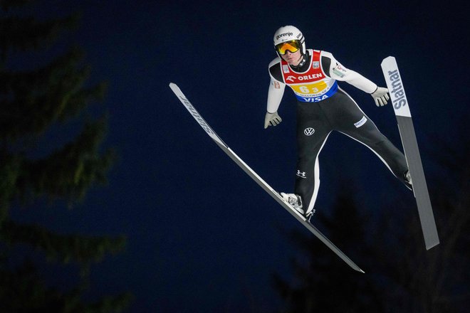 Domen Prevc je v kvalifikacijah poletel kar 220,5 metra daleč. FOTO: Wojtek Radwanski/AFP