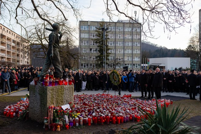 Ni moč opisati žalosti, ki je vela s polnega Titovega trga, zlasti ob prihodu svojcev umrlih z vsemi gosti, ki so ob spomeniku rudarja položili venec. FOTO: Črt Piksi