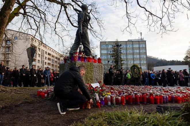 Sirene, ki so napovedale minuto molka, so se prvič oglasile opoldne, nato še nekaj minut čez 19. uro, ob uri, ko se je v ponedeljek zgodila nesreča. Takrat so ugasnile tudi luči na Titovem trgu, kjer se je spet zbrala množica ljudi ob spomeniku rudarja. Ljudje sveče tam prižigajo že od torka. FOTO: Črt Piksi