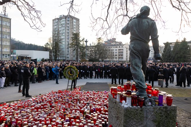 Trikrat se je v spomin rudarjem zaslišala kanonada, sicer pa je bil Titov trg, kljub množici, tih. FOTO: Črt Piksi