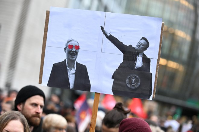 V javnomnenjskih anketah pred predčasnimi parlamentarnimi volitvami, ki bodo 23. februarja, je AfD z 20-odstotno podporo na drugem mestu za CDU/CSU, ki beleži 30-odstotno podporo volivcev. FOTO: Jana Rodenbusch/Reuters