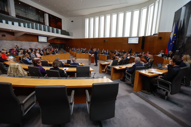 Redno sejo, ki se bo začela danes, bodo poslanci sklenili v torek, 4. februarja, z obravnavo predloga zakona o medijih, ki po navedbah ministrstva za kulturo prinaša prvo celovito prenovo medijskega zakona po več kot dvajsetih letih. FOTO: Leon Vidic