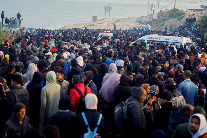 Prisotnost izraelske vojske in uničena infrastruktura otežujeta vrnitev prebivalcev. FOTO:  Mohammed Salem/Reuters