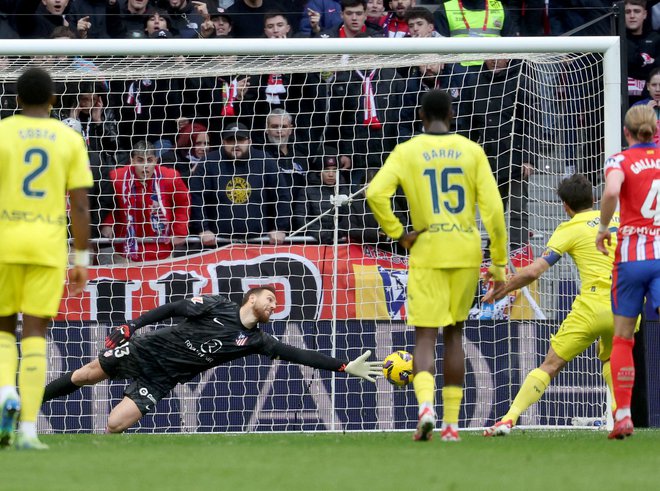 Jan Oblak je na tekmi z Villarealom ostal brez obrambe, pri enajstmetrovki je bil za las prekratek. Foto Pierre-Philippe Marcou/AFP