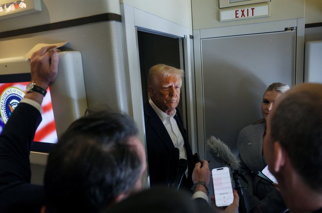 Donald Trump odgovarja novinarjem na krovu Air Force One. FOTO: Leah Millis/Reuters